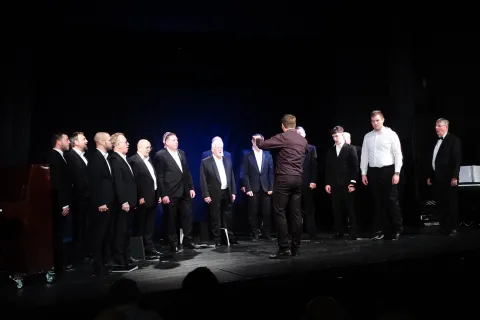 мъжки хор към културно-просветно дружество „Проф. Антон Безеншек“