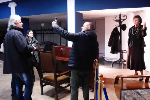 статуя на незабравимата Стоянка Мутафова.