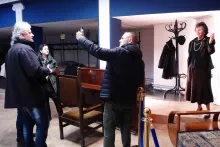 статуя на незабравимата Стоянка Мутафова.